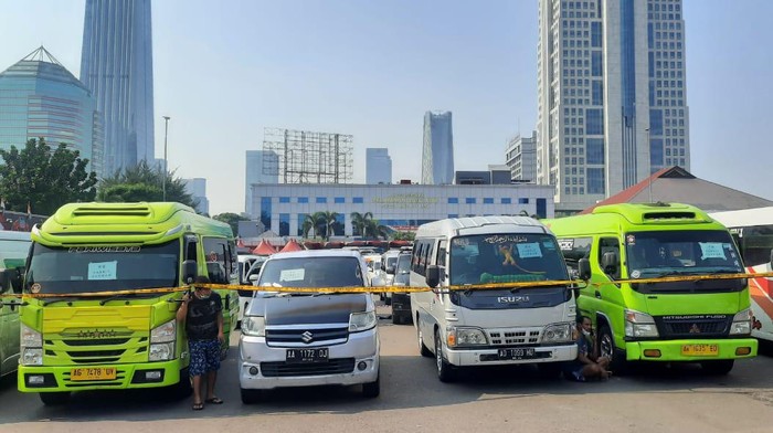 Travel gelap angkut pemudik ditangkap polisi di beberapa lokasi.