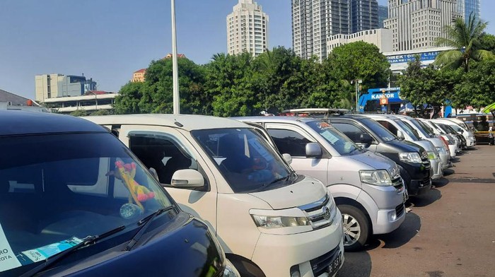 Travel gelap angkut pemudik ditangkap polisi di beberapa lokasi.
