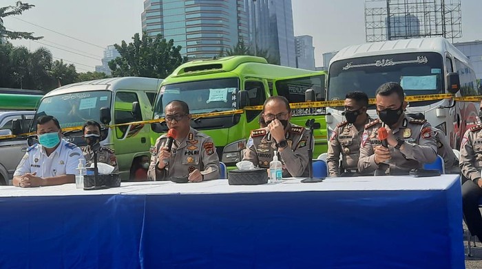 Travel gelap angkut pemudik ditangkap polisi di beberapa lokasi.