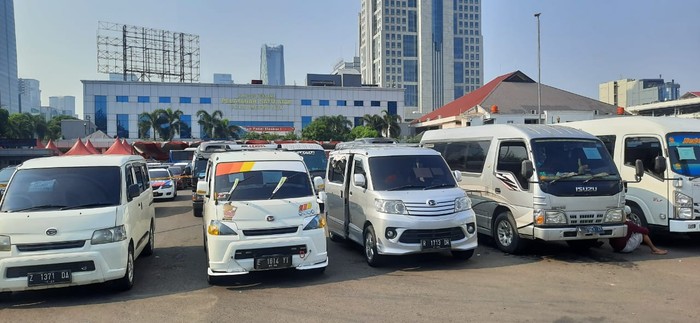 Travel gelap angkut pemudik ditangkap polisi di beberapa lokasi.