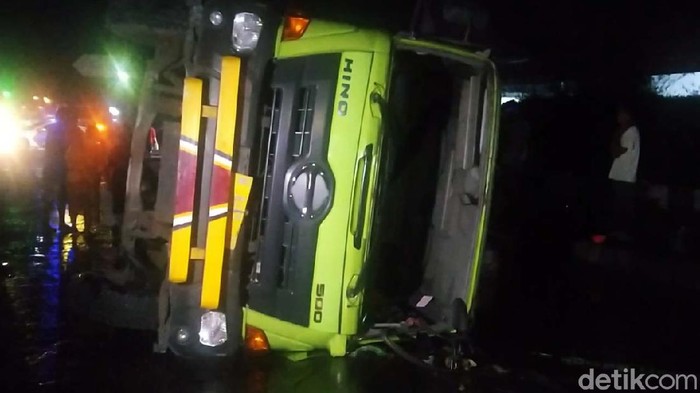 Sebuah truk tangki minyak sayur terguling di Jalan Pantura Sipait, Siwalan, Pekalongan, Kamis (29/4/2021). Enam 6 ribu liter minyak tumpah ke jalanan dan jadi rebutan warga.