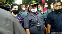 Tsania Marwa ditemani oleh banyak petugas dari Pengadilan Agama Cibinong. Foto: Pingkan Anggraini