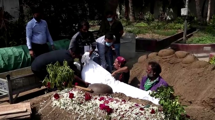 Tsunami Corona di India membuat penggali kubur bernama Sayyed Munir Kamruddin tidak berpuasa. Hal itu dikarenakan ia bekerja selama 24 jam untuk menguburkan pasien Covid-19 yang meninggal setiap harinya.