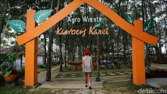 Kawasan Agro Wisata Kampung Karet masuk sebagai wisata edukasi yang cocok untuk liburan bersama keluarga. Di sini terdapat bermacam spot yang menarik untuk dikunjungi.