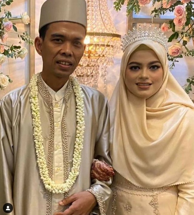Dengan tangan yang berhiaskan henna, Fatimah Az Zahra mengenakan busana berpotongan sederhana dengan aksen brokat pada bagian rok. Sebuah tiara ikut menghiasi penampilannya.  (Foto: Instagram)