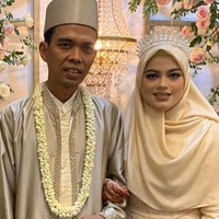 Dengan tangan yang berhiaskan henna, Fatimah Az Zahra mengenakan busana berpotongan sederhana dengan aksen brokat pada bagian rok. Sebuah tiara ikut menghiasi penampilannya.  (Foto: Instagram)