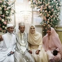 Di hari itu, UAS dan Fatimah Az Zahra tampil senada dengan busana bernuansa keemasan. (Foto: Instagram)