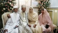 Di balik momen pernikahan ketiga ini hanya dihadiri beberapa orang saja, UAS sengaja memajukan tanggal akad nikah lantaran karena menghindari kerumunan di tengah pandemi COVID-19. dok.Instagram  