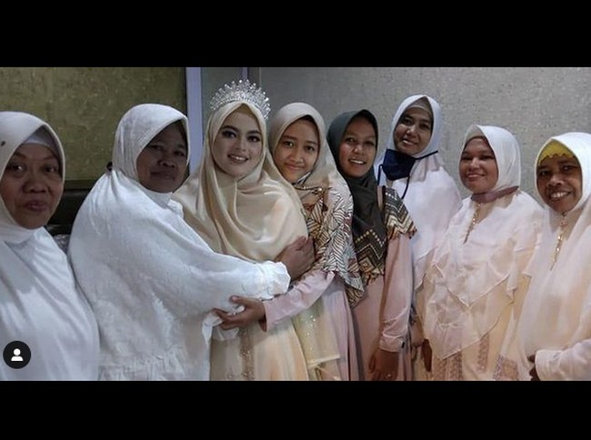 Fatimah Az Zahra Salim Barabud diperkenalkan kepada Ustaz Abdul Somad oleh seorang kiai pesantren tempat Fatimah mengabdi di Pondok Modern Darussalam Gontor Putri, Mantingan, Ngawi. Fatimah merupakan seorang penghapal Alquran. (Foto: Instagram)