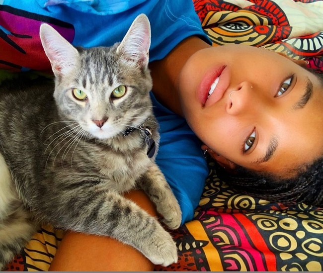 Willow pun menyambung bahwa saat ini di antara pertemanannya, hanya dia yang menganut sistem hubungan poliamori. Dengan poliamori, Willo mengaku diperkenalkan dengan pandangan nonseksual. Willow pun mengaku tidak tertarik dengan pernikahan monogami. Foto: dok. Instagram