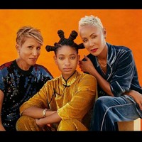 Penganut hubungan poliamori sampai saat ini masih menjadi kontroversi. Namun secara berani, gadis 20 tahun itu mengakui bahwa dia menganut hubungan poliamori terhadap ibunya Jada dan neneknya Adrienne Banfield-Norris.  Foto: dok. Instagram