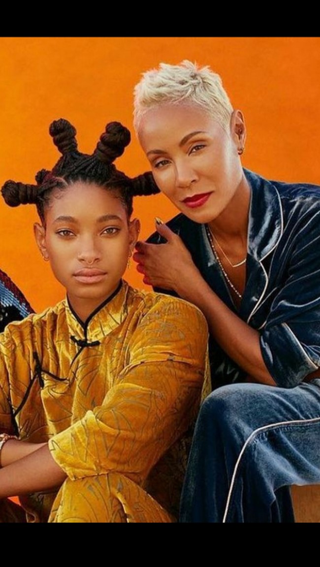 Penganut hubungan poliamori sampai saat ini masih menjadi kontroversi. Namun secara berani, gadis 20 tahun itu mengakui bahwa dia menganut hubungan poliamori terhadap ibunya Jada dan neneknya Adrienne Banfield-Norris.  Foto: dok. Instagram