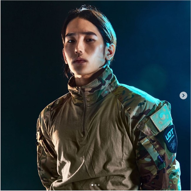 Acara televisi Steel Troop belakangan populer di kalangan penonton karena alur ceritanya yang unik. Acara tersebut menampilkan sejumlah tentara dari berbagai angkatan di mana mereka diminta untuk menguji ketahanan fisik dan mental. Muncullah Yook Joon Suh yang kemudian mencuri perhatian. Foto: Instagram @6dory