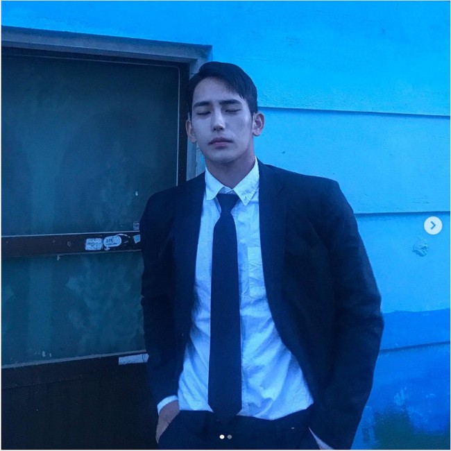 Latar belakang Yook Joon Suh pun jadi perbincagan netizen. Diketahui bahwa selain menjadi seorang tentara angkatan laut, pria tampan tersebut juga menyebut dirinya sebagai seniman dan pelukis. Foto: Instagram @6dory