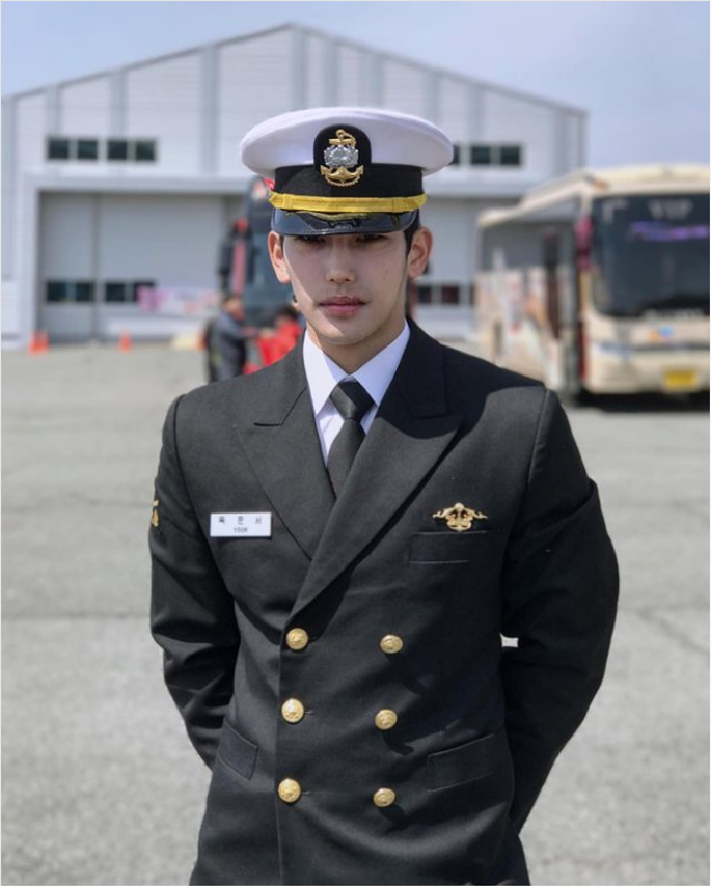 Yook Joon Suh merupakan seorang tentara angkatan laut yang muncul dalam variety show tersebut. Kemunculannya menghebohkan karena wajah tampan ditambah tubuh atletisnya. Banyak orang menilai jika pria itu cocok jadi artis. Foto: Instagram @6dory