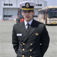 Yook Joon Suh merupakan seorang tentara angkatan laut yang muncul dalam variety show tersebut. Kemunculannya menghebohkan karena wajah tampan ditambah tubuh atletisnya. Banyak orang menilai jika pria itu cocok jadi artis. Foto: Instagram @6dory