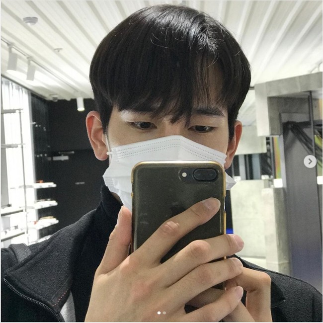 Popularitas Yook Joon Suh pun semakin ditunjang dengan kehadirannya di media sosial. Di Instagram, pria tersebut sering membagikan foto-foto saat berseragam, melukis, hingga saat jadi model. Foto: Instagram @6dory