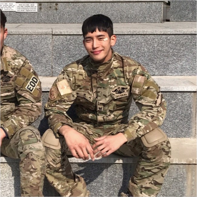 Banyak orang meyamakan penampilan wajahnya yang manis dengan visual seorang idol namun dengan bentuk tubuh yang lebih kekar. Foto: Instagram @6dory