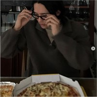 Pria tersebut juga tampak cukup mahir mengambil gambar yang membuat banyak wanita semakin mengaguminya. Foto: Instagram @6dory