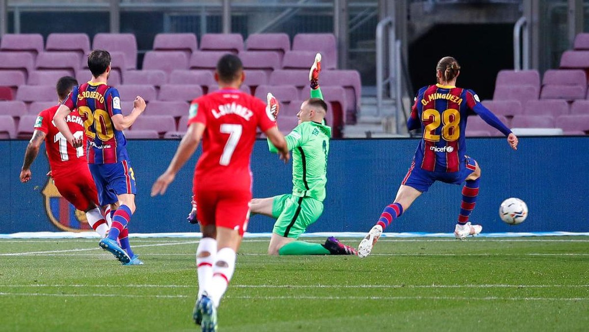 Barcelona membuang kesempatan ke puncak klasemen usai kalah 1-2 dari Granada (Foto: Getty Images/Eric Alonso)