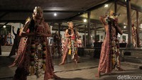 Sebanyak 80 penari memeriahkan Hari Tari Sedunia di Ndalem Kaneman, Yogyakarta.