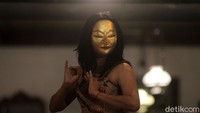 Para penari dari segala kelompok umur menari bersama dalam rangka memperingati Hari Tari Sedunia.