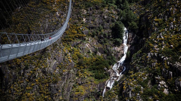 Penampakan dari udara Arouca 516, jembatan terpanjang di dunia di Arouca, Portugal. Panjangnya 516 meter dan tingginya 175 meter.   (Photo by CARLOS COSTA / AFP)