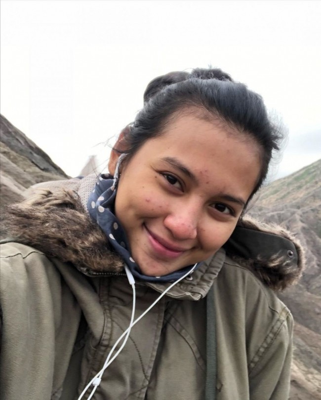 Indah Permatasari juga tak lepas dari masalah jerawat. Istri Arie Kriting ini pernah mengunggah fotonya saat sedang berjerawat ketika tengah berlibur. Namun jerawat tersebut tetap tidak memudarkan pesona Indah bukan? Foto: Instagram/@indahpermatas