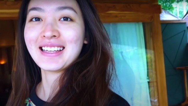 Terakhir ada Natasha Wilona yang dengan percaya diri memperlihatkan wajahnya yang berjerawat. Melalui salah satu video YouTubenya itu Natasha tetap terlihat bahagia walau wajahnya sedang berjerawat. Penampilan Natasha Wilona pun panen pujian. Foto: YouTube/Natasha Wilona