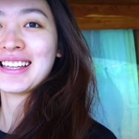 Terakhir ada Natasha Wilona yang dengan percaya diri memperlihatkan wajahnya yang berjerawat. Melalui salah satu video YouTubenya itu Natasha tetap terlihat bahagia walau wajahnya sedang berjerawat. Penampilan Natasha Wilona pun panen pujian. Foto: YouTube/Natasha Wilona