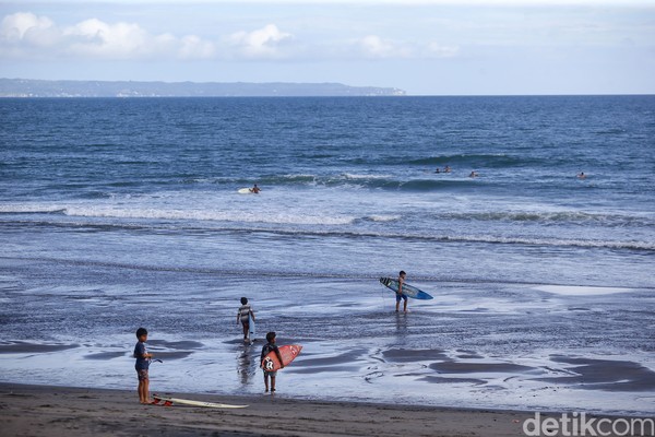 Nih, cocok banget bagi kamu yang suka nongkrong, Canggu punya banyak bach club dengan ragam pilihan. Mulai dari harga murah sampai mmahal bisa kamu nikmati di sana. Dan, untuk melihat sunset, Canggu bisa juga menjadi pilihan kamu. (Grandyos Zafna)