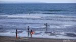 Ngabuburit Sambil Asik Belajar Surfing di Pantai Canggu