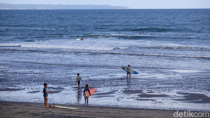 Wisatawan berlatih olahraga surfing di pantai Canggu, Bali. Pantai Canggu merupakan tempat yang sering digunakan oleh wisatawan untuk belajar maupun bermain surfing.