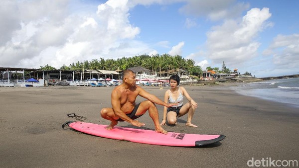 Dalam Road Trip Java-Bali with IONIQ Electric Hyundai, detikcom sempat mampir ke Pantai Canggu, Bali.. Pantai Canggu merupakan tempat yang sering digunakan oleh wisatawan untuk belajar maupun bermain surfing.  