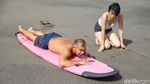 Ngabuburit Sambil Asik Belajar Surfing di Pantai Canggu