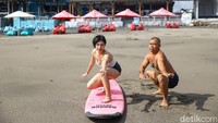 Untuk belajar berselancar, paling ideal adalah pagi hari. Walaupun sebenarnya arusnya tidak tentu karena berubah setiap hari, namun pada umumnya pagi hari atau sore adalah waktu terbaik, karena tidak terlalu banyak yang melakukan selancar.  