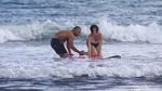 Ngabuburit Sambil Asik Belajar Surfing di Pantai Canggu