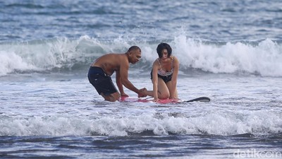 Ngabuburit Sambil Asik Belajar Surfing di Pantai Canggu