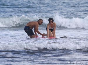 Ngabuburit Sambil Asik Belajar Surfing di Pantai Canggu