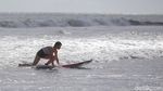 Ngabuburit Sambil Asik Belajar Surfing di Pantai Canggu