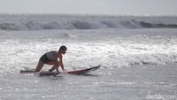 Setelah belajar surfing selama 2 jam, pengunjung bisa menyewa papan surfing tersebut dan berlatih Kembali.  