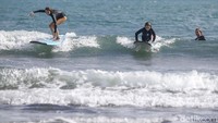 Dengan ombak yang cukup menantang, membuat banyak wisatawan tertantang untuk belajar dan menaklukan ombak di pantai ini.  