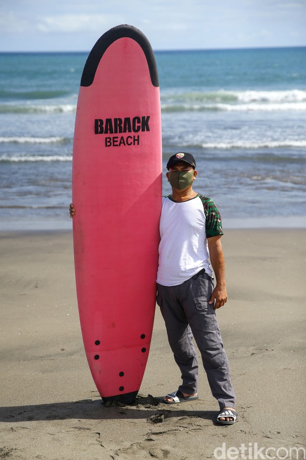 Ajik sang pemilik warung menjelaskan bahwa biaya kursus surfing untuk wisatawan domestik hanya Rp 350 ribu.  