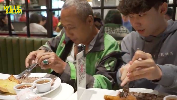 Baru Dapat 4 Orderan, Ojol Ini Senang Diajak Makan Steak Saat Buka Puasa