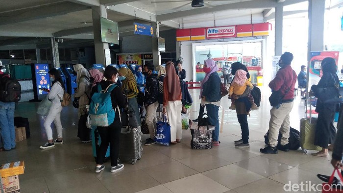 Beberapa penumpang di Pelabuhan Merak, Banten memilih pulang ke kampung halaman lebih cepat sebelum masuk masa larangan mudik. (Kadek Melda/detikcom)