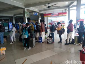 Pelabuhan Merak Dipadati Penumpang yang Pilih Mudik Lebih Awal