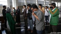 Warga menjalani pemeriksaan kesehatan serta tes COVID-19 menggunakan GeNose yang disediakan panitia.