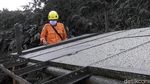 Bersih-bersih Lumpur Erupsi Dieng