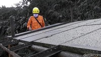 Kegiatan bersih-bersih paska erupsi lumpur ini juga dilakukan disemua lokasi terdampak. Uje Hartono/detikcom