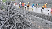 Sejumlah relawan membersihkan jalan dari lumpur semburan erupsi freatik kawah SIleri di kawasan dataran tinggi Dieng desa Kepakisan, Batur, Banjarnegara, Jateng, jumat (30/4/2021). Kawah Sileri mengalami rupsi atau letusan berupa lontaran material batuan dan lumpur ke berbagai arah dengan radius sekitar 400 meter tanpa didahului isyarat peningkatan aktivitas gempa. ANTARA FOTO/ANIS EFIZUDIN